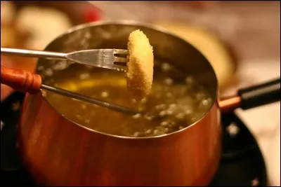 Quel est le nom de cette fondue, pour laquelle on trempe des morceaux de volaille dans la panure, puis dans l'huile ?