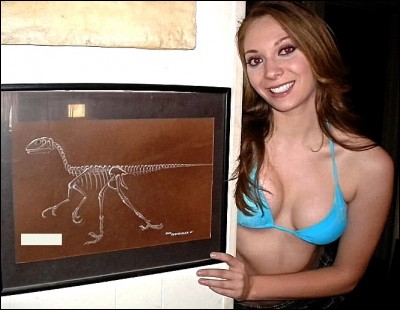 Quelle espèce de dinosaure est représentée sur le tableau que montre cette fille ?