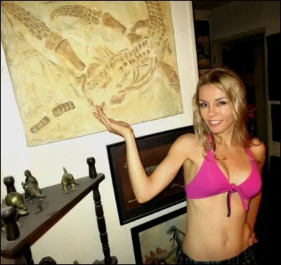 À quelle espèce appartient le fossile que montre cette fille ?