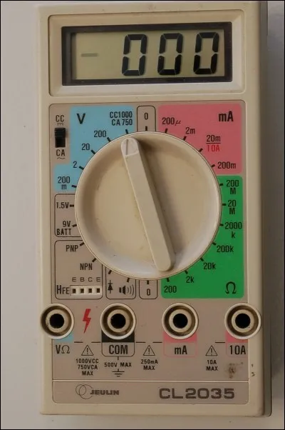 Avec quel appareil mesure-t-on la tension électrique ?
