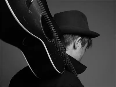 Trop facile : Comment s'appelle le photographe 'officiel' de Petou ?