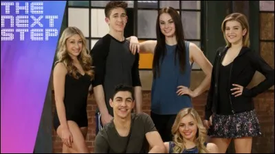 Qui sont ces personnes qui portent un chandail bleu et qui sont l'une au-dessus de l'autre ?