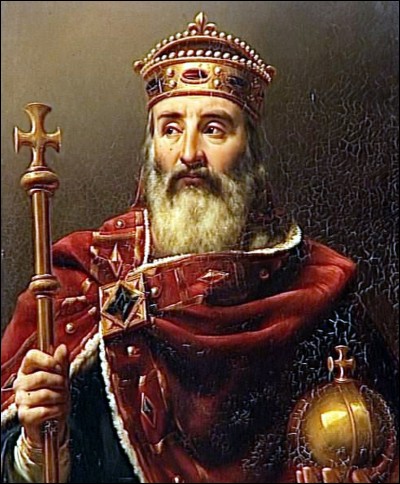 C - En quelle année Charlemagne a-t-il été couronné empereur à Rome par le pape Léon III ?