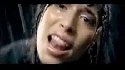 Elle a fait une chanson en arabe.