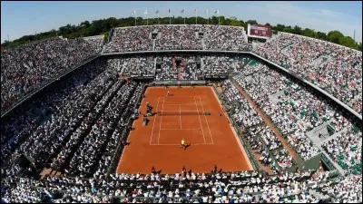Comment s'appelle le stade de tennis le plus connu à Paris ?