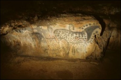 Où se trouve cette grotte ornée de peintures rupestres, découverte en 1922 ?