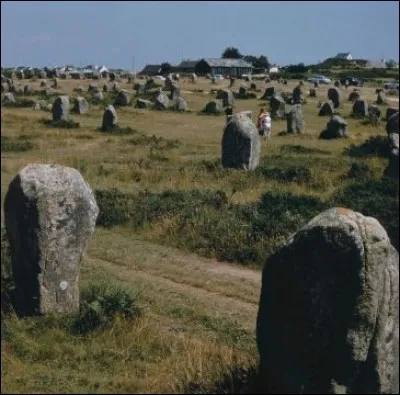 Quel est ce site, le plus grand au monde, dont le nom signifie littéralement "lieu où il y a des monticules de pierres" ?
