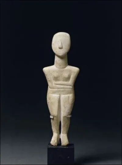 Cette statuette féminine est représentative de l'art préhistorique, datée de 2800 et 2300 av. J.-C., qui se développa dans la mer Égée. Quel adjectif accole-t-on à ce type d'idole ?