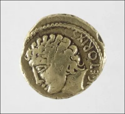 Cette pièce métallique, 7 grammes d'or et 1,8 cm, fut frappée à l'époque de Vercingétorix. Quel nom générique grec donne-t-on à ces pièces antiques ?