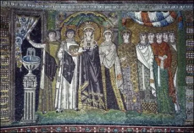 L'impératrice et sa suite évoluent dans un décor somptueux ; tous sont richement vêtus. Magnifique travail des mosaïstes pour rendre impérissable la mémoire du raffinement byzantin. Quel est le nom de cette danseuse devenue souveraine ?