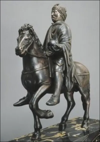 Quel détail indique précisément que le cavalier est un souverain ?