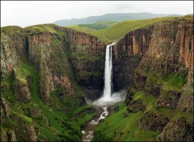 Le Lesotho, petit pays enclavé dans l'Afrique du Sud, présente de magnifiques paysages sauvages. Quel massif montagneux couvre la grande majorité de son territoire ?
