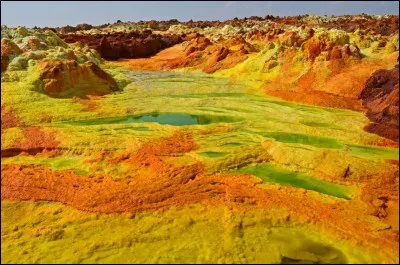 Quel pays du Grand Rift est-africain, tristement célèbre pour la pauvreté et la famine qui le ravage depuis longtemps, abrite de splendides paysages de hauts plateaux et de volcans tels Dallol et l'Erta Ale ?