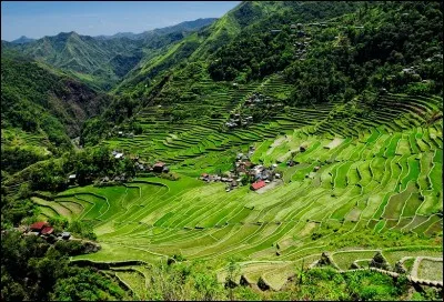 Dans quel archipel, ancienne colonie espagnole souvent frappée pas les séismes, typhons et éruptions volcaniques, trouve-t-on les superbes paysages des Chocolate Hills et des rizières de Banaue ?