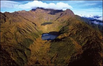Sur quelle île, partagée entre deux pays, et même deux continents, situez-vous le mont Wilhelm et ses 4509 mètres ?