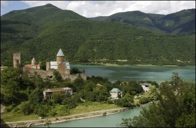 Quelle est cette république caucasienne, pays d'origine de Staline, bordée par la Russie au nord, la Turquie au sud et la mer Noire à l'ouest ?