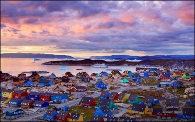 Voici la spectaculaire baie de Disko au fond de laquelle se love le village de pêcheurs d'Ilulissat et ses maisons colorées. Où sommes-nous ?