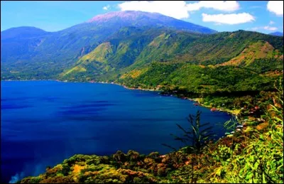 Quel pays, aux paysages de lacs et de volcans, présente la double particularité d'être le plus petit d'Amérique centrale et le seul à n'être bordé que par l'océan Pacifique ?