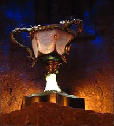 Quel est ce film de la série adaptée des romans écrits par la romancière J. K. Rowling ?