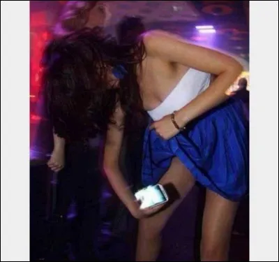 Les phénomènes viraux commencent souvent sur une "bête" idée ! Cette fille, sans doute enivrée, est peut-être en train de lancer une nouvelle mode...