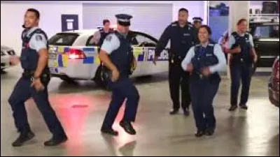 Cette danse de rue consiste à bouger comme si on était en train de courir. Remise à l'honneur dans les années 2000, cette danse n'est pas nouvelle puisque MC Hammer, Vanilla Ice ou encore Milli Vanilli la pratiquaient déjà dans les années 80 ! Comment appelle-t-on cette danse ?