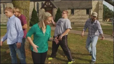 Les participants restent immobiles pendant que celui qui filme circule parmi eux... Même l'équipe de campagne d'Hillary Clinton s'est prêtée au jeu ! Quel est ce dernier phénomène viral venu d'internet ?