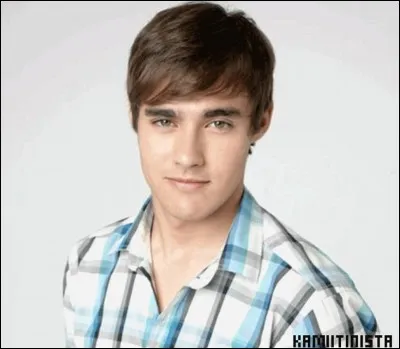 Au début, León est amoureux de :