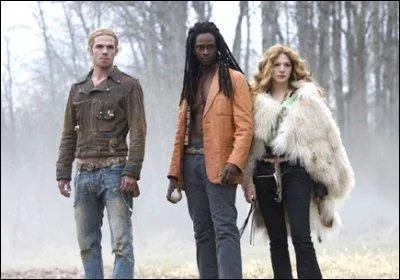 Que porte james autour du cou ?