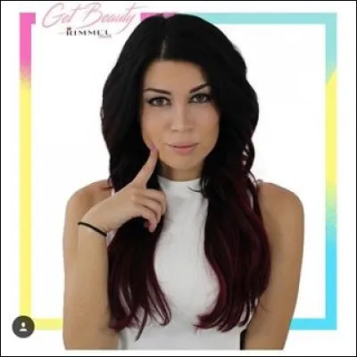 A-t-elle une chaîne de vlog ?