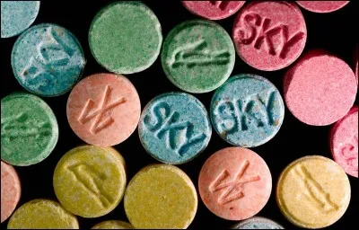 Sous quel nom l'amphétamine est-elle utilisée comme drogue ou comme dopant ?