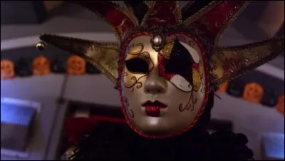 Saison 3 - Qui portait le costume de la reine des curs lors d'Halloween ?