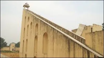 Cet escalier mène à l'observatoire historique Jantar Mantar. Dans quel pays se trouve-t-il ?