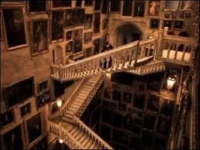 Cet escalier se trouve dans la célèbre école des sorciers de la saga "Harry Potter". Comment se nomme cette école ?