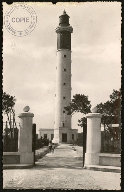 En quelle année fut mis en service le premier phare du Cap-Ferret ?