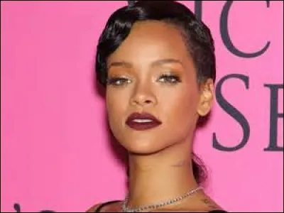 Si je vous dis : « Le photographe la soigne dans son atelier », vous répondez :