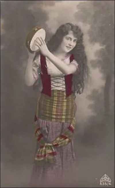 Cette jeune fille joue de la cymbale.