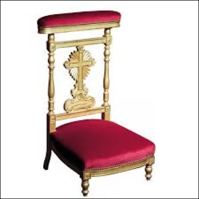 Ce meuble liturgique sur lequel on s'agenouille pour prier est appelé un prie-Dieu.