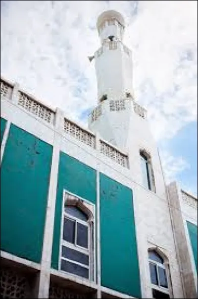 La mosquée Noor-e-Islam de Saint-Denis de La Réunion est la plus ancienne mosquée existant sur le sol français.