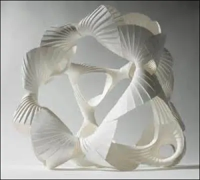 Être dans les petits papiers de quelqu'un.