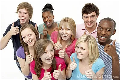 Tu es une fille populaire et une de tes amies essaye de te voler la vedette. Que fais-tu ?