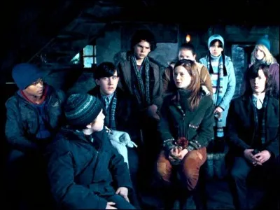 Compl&eacute;tez : "(...) et (...), qui se trouvaient tout pr&egrave;s d'eux, &eacute;clat&egrave;rent de rire, mais pas assez fort pour couvrir les petits cris surexcit&eacute;s de (...)"