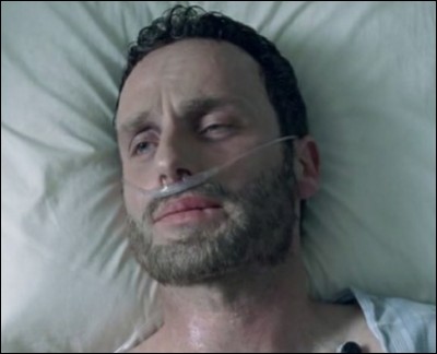 Lorsque Rick se réveille à l'hôpital, quelle est l'heure indiquée par l'horloge ?
