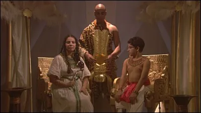 Prêtre supérieur portant la peau de panthère, officiant lors de la cérémonie de l'ouverture de la bouche pour rendre à la momie l'usage de ses sens afin qu'elle gagne sans encombre l'au-delà : qui est-il ?