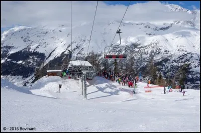 Comment appelle-t-on un télésiège qui freine à l'arrivée et au départ ?