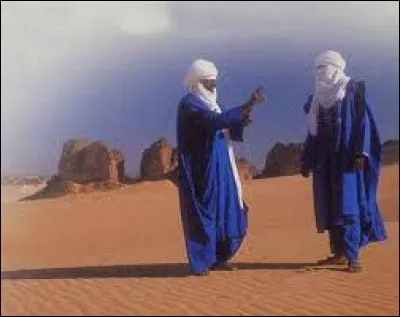 Ces nomades vivant dans la région du Sahara central sont surnommés "les hommes bleus". Il s'agit des ...