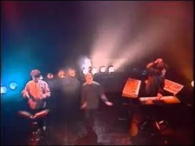 Dans une chanson culte interprétée par les Inconnus, quel prénom porte la femme ayant "les yeux bleus" ?