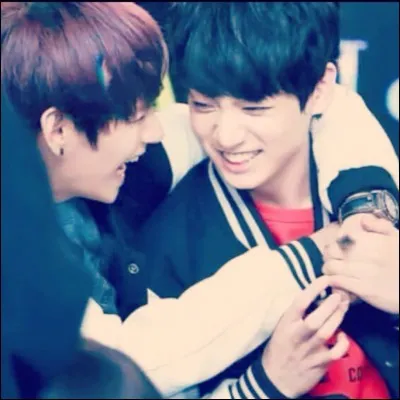 Quand Jungkook dort à côté de V, qu'est-ce qu'il lui donne ?