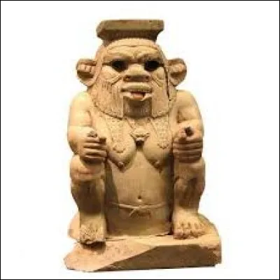 Quel nain égyptien, doté de longs bras, de jambes courtes et d'une queue, protège les femmes et les enfants ?