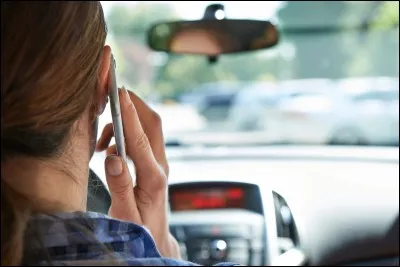 Utiliser son téléphone au volant est...