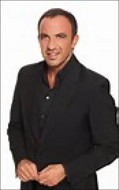 Comment s'appelle le présentateur ?